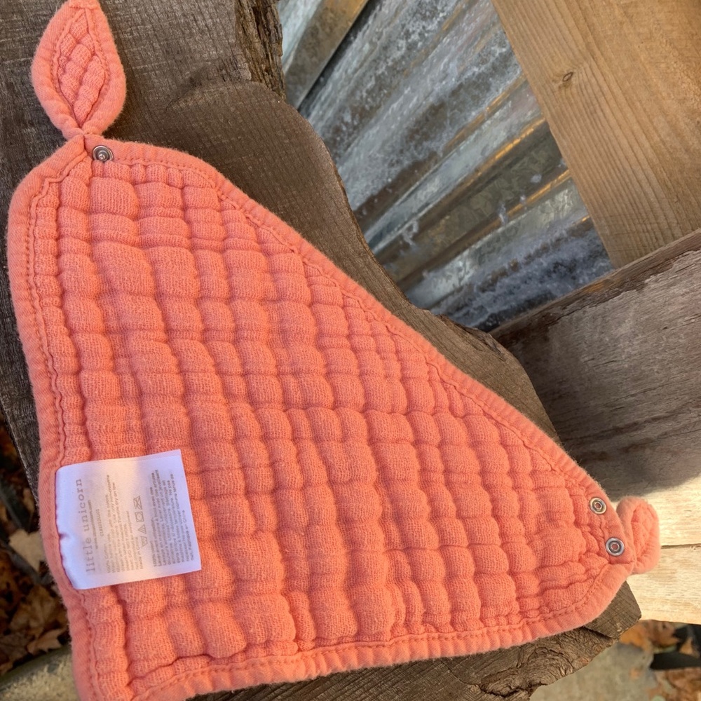 🌴! Baby GAP beanie hat and baby bib! - Picture 5 of 5